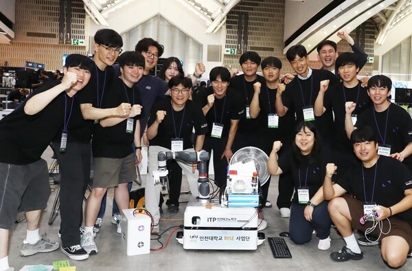 '로보컵 2026'의 스마트제조리그에서 우승 차지한 인천대 학생팀 'TEAM INU'. /사진제공=인천대
