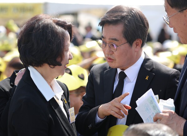 김동연 경기도지사와 더불어민주당 추미애 경기도지사 후보가 지난 4월 16일 경기도 안산 화랑유원지에서 열린 세월호 참사 12주기 기억식에서 대화하고 있다. 민주당 도지사 후보 경선 예비후보 등록으로 직무가 정지된 김 지사는 이날 개인 자격으로 참석했다. /연합뉴스