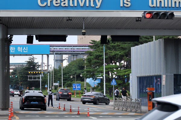 한국노총 금속노련 포스코노동조합이 지난 9일 오전 7시부터 48시간 부분 파업에 들어간 가운데 포스코 포항제철소 정문에 빨간 신호등이 켜져 있다. @ 연합뉴스
