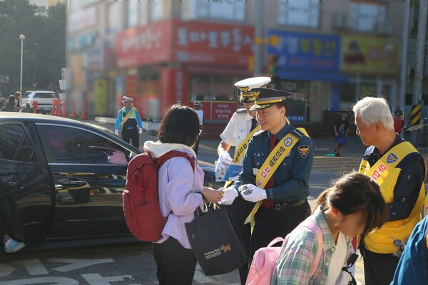 동두천 경찰서가 15일 모범 운전자회와 함께 사동초등학교 앞에서 개학기 교통안전 캠페인'을 진행하고 있다./사진=동두천 경찰서제공