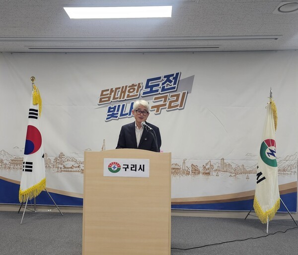 이도환 구리시 대변인이 시정 브리핑을 주재하며 당정협의회 개최에 대해 설명하고 있다. /사진=이건구 기자