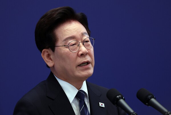 이재명 대통령이 18일 청와대 영빈관에서 열린 기자회견에서 취재진 질문에 답하고 있다. @ 연합뉴스