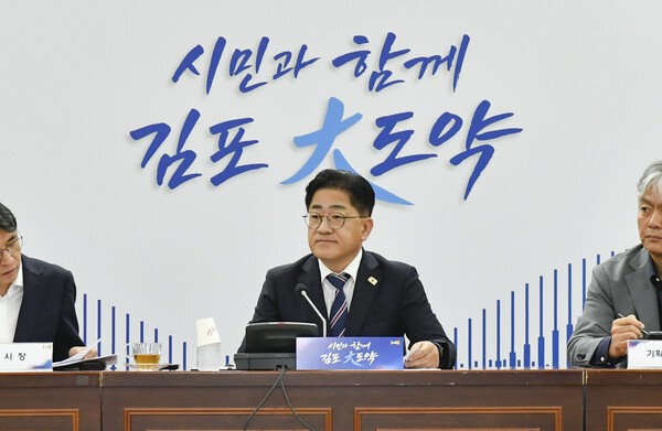 김포시가 유튜브를 통해 처음으로 생방송으로 공개한 지난 8월 확대간부회의에서 이기형 시장이 회의를 주재하고 있다.(사진제공=김포시청)