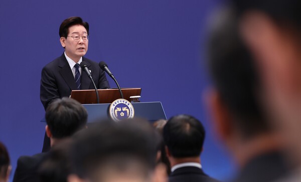 이재명 대통령이 18일 청와대 영빈관에서 열린 기자회견에서 취재진 질문에 답하고 있다. @ 연합뉴스