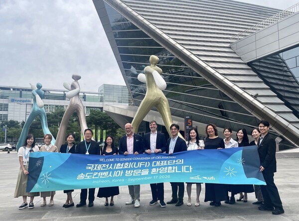 크리스 스키스 UFI CEO 등 글로벌 전시산업 관계자 6명이 송도컨벤시아를 방문해 시설과 운영 현황을 살펴본 후 향후 협력 방안을 논의했다. /사진제공=인천관광공사