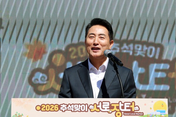 오세훈 서울시장이 지난 15일 서울광장에서 열린 '2026년 추석맞이 서로장터' 개막식에서 개회사를 하고 있다. @ 서울시 제공 