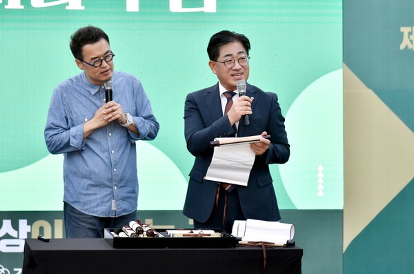 시민 소원에 대해 답변하고 있는 이기형 시장과 최태성 강사. /사진제공=김포시