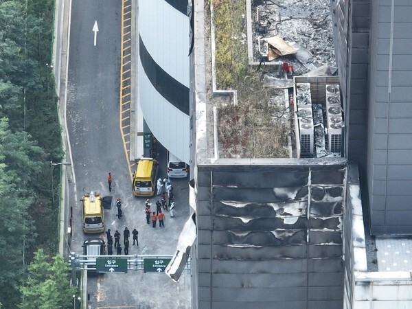 지난 7월 28일 인천 서해구 석남동 쿠팡 32물류센터 화재 현장에서 감식팀이 진입을 준비하고 있다./연합뉴스