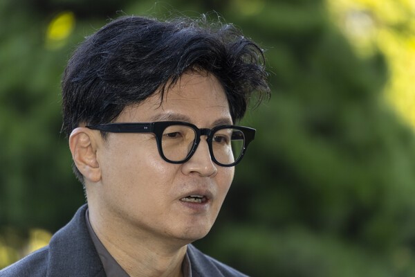 한동훈 무소속 의원이 20일 국회에서 취재진과 만나 김승원 법무부 장관 후보자 사퇴와 이에 따른 더불어민주당의 대응과 관련해 입장을 밝히고 있다. @ 연합뉴스