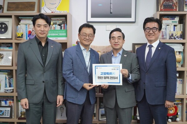 민경선 고양시장(왼쪽 두 번째)이 지난달 13일 박홍근 기획예산처 장관에 현안 정책 건의서를 전달하고 있다. 왼쪽은 한준호 국회의원, 오른쪽은 김성회 국회의원. /사진제공=고양시