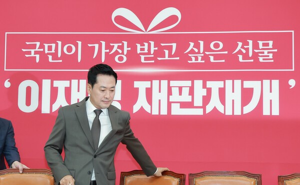 국민의힘 장동혁 대표가 21일 국회에서 열린 최고위원회의에 참석하고 있다. @ 연합뉴스