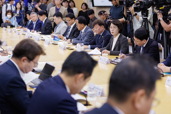 추미애 경기도지사가 21일 경기북부청사 본관 상황실에서 열린 경기도-더불어민주당 예산정책협의회에서 환영사를 하고 있다 /사진제공=경기도