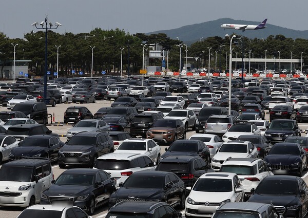 붐비는 인천국제공항 주차장. /연합뉴스