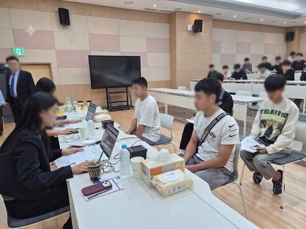 법무부 양주출입국·외국인사무소 관계자들이 23일 양주시 서정대학교에서 외국인등록증 발급을 위한 지문 취득 등의 업무를 처리하고 있다. /사진제공=법무부 양주출입국·외국인사무소