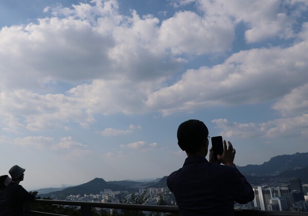 지난 22일 서울 남산을 찾은 시민들이 높은 가을 하늘 아래 휴식을 취하고 있다. @ 연합뉴스