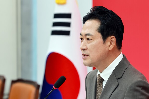 국민의힘 장동혁 대표가 27일 국회에서 농지 전수조사, 비무장지대(DMZ) 지뢰폭발 추정 사고 등 현안과 관련해 기자회견을 하고 있다. @ 연합뉴스