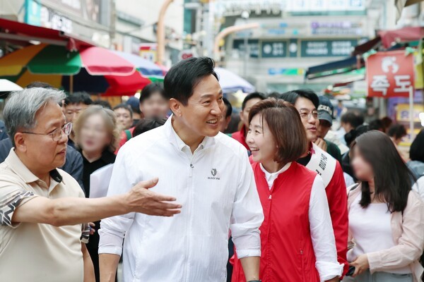 오세훈 서울시장이 지난 23일 추석 연휴를 앞두고 동작구 남성사계시장을 찾아 추석 성수품 수급 상황을 확인하고 있다. @ 연합뉴스