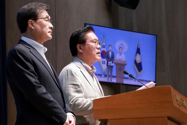 국회 외교통일위원장인 국민의힘 송석준 의원과 외통위 야당 간사인 국민의힘 김대식 의원이 27일 국회 소통관에서 최근 서부전선 비무장지대(DMZ)에서 발생한 지뢰 추정 폭발 사고와 관련해 정부 대응을 비판하고 있다. @ 연합뉴스