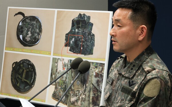 양진혁 합동참모본부 작전부장이 28일 서울 용산구 국방부에서 열린 '비무장지대 지뢰 추정 폭발 사고' 관련 브리핑에서 관련 자료를 설명하고 있다. @ 연합뉴스