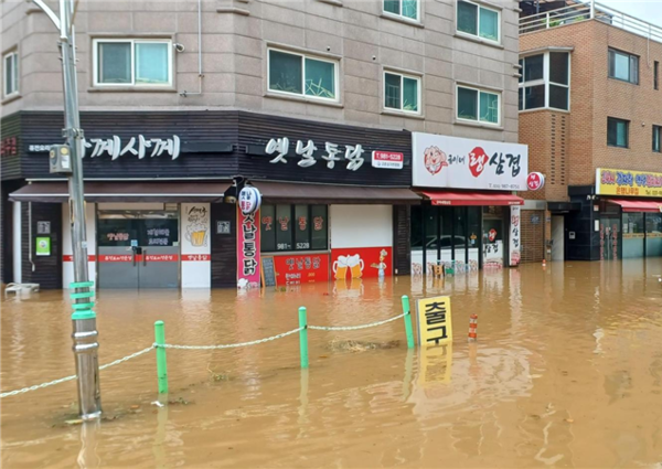 지난해 8월 13일 하루 동안 240mm의 집중호우로 침수피해가 발생한 신곡지구 저지대의 도로와 상가. /사진제공=김포시
