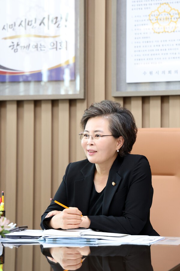김미경 수원시의회 의장이 시민 중심의 의회를 만들기 위한 구상을 밝히고 있다. 김 의장은 현장에서 확인한 문제를 정책과 제도로 연결해 시민이 체감하는 변화를 이끌겠다고 강조했다. /사진제공=수원시의회