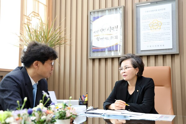 김미경 수원시의회 의장(오른쪽)이 취임 100일을 앞두고  의정 운영 방향을 설명하고 있다. 김 의장은 의원 간 소통과 협력을 바탕으로 시민의 목소리를 의정에 담겠다는 뜻을 밝혔다. /사진제공=수원시의회