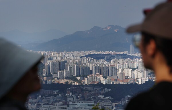 서울 아파트 전세 계약 만기가 도래한 임차인은 새로 전세를 얻거나 재계약을 할 때 보증금을 2년 전보다 8000만원 이상 올려줘야 하는 것으로 나타났다. 사진은 지난 27일 남산에서 바라본 서울시내 아파트. @ 연합뉴스 