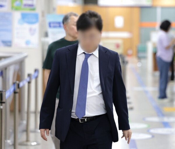 법무부 장관 후보였던 더불어민주당 김승원 의원의 코로나19 임상시험 승인 로비 의혹에 연루된 제넨셀 창업자 강모 교수가 30일 서울 서초구 서울고등법원에서 열린 배임 혐의 2심 선고 공판에 출석하고 있다. @ 연합뉴스