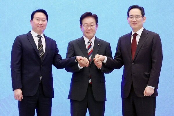 이재명 대통령과 이재용(오른쪽) 삼성전자 회장, 최태원 SK 회장이 지난 6월 29일 청와대 영빈관에서 열린 ‘대한민국 대도약 3대 메가프로젝트 국민보고회’에서 기념촬영을 하고 있다. ⓒ 연합뉴스