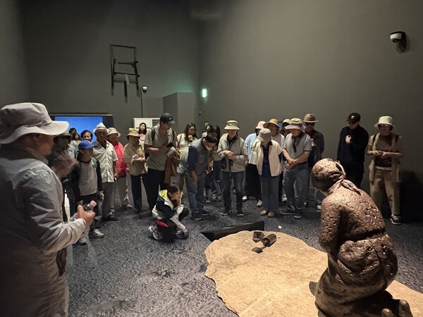 수원전투비행장 화성이전반대 범시민대책위원회의 제4차 시민교육 참가자들이 매향리 전시시설에서 해설을 듣고 있다. /사진제공=수원전투비행장 화성이전반대 범시민대책위원회