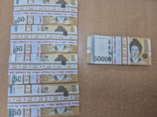 인천 제물포구 금곡동 주택가 쓰레기 봉투에서 발견된 현금 2천500만원. /사진제공=인천 중부경찰서