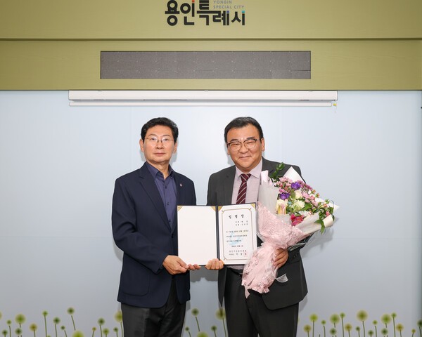 신민석 10대 용인시산업진흥원 원장이 이상일 용인시장 겸 산업진흥이사장으로부터 임명장을 받은 후 함께 기념사진을 찍고 있다. /사진제공=용인시산업진흥원