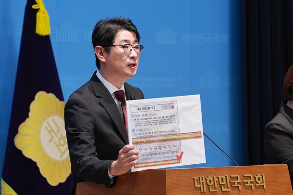 국민의힘 주진우 의원이 지난 30일 국회 소통관에서 이재명 대통령이 엑스(X·옛 트위터)에 올린 청와대 일일 종합상황 보고 문건에 '선관위 특검 올림픽공원 핸드볼경기장 내 투표용지' 문구가 적혀 있다며 의혹 제기 기자회견을 하고 있다. @ 연합뉴스