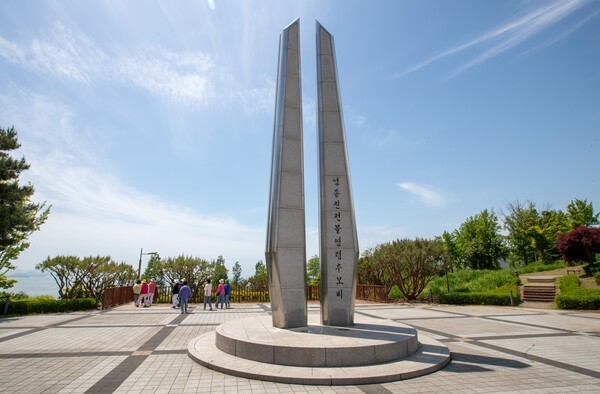 인천시 영종구는 2일 중산동 영종진공원에서 손화정 영종구청장과 주민·학생 등 200여명이 참석한 가운데 영종진 전몰 영령 추모행사를 가졌다. /사진제공=영종구