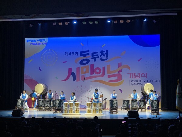 축하 공연을 선보이고 있는 이담농악단이 역동적인 퍼포먼스로 객석의 흥을 돋우고 있다./사진=오기춘 기자