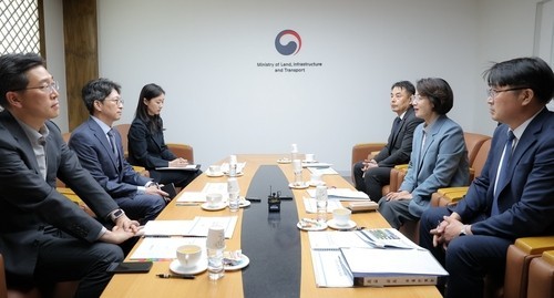 홍지선 국토교통부 장관을 면담하고 있는 추미애 경기도지사(오른쪽 가운데). /사진제공=경기도