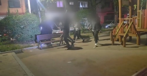 평택 주택가 공원에서 한밤중에 패싸움을 벌이고 있는 외국인들. /연합뉴스
