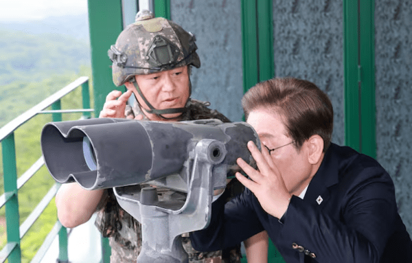 한기성(왼쪽) 육군 1군단장이 육군 제25사단장(당시 소장) 시절이던 2025년 6월 부대를 방문한 이재명 대통령에게 북측 경계 상황에 대해 설명하는 모습. 한 군단장은 지난 8월 3일 국방부는 최전방 감시초소(GP)와 일반전초(GOP)에 배치된 공용화기에 실탄을 삽탄하지 말라는 지침을 내려 ‘경계 태세 소홀’ 논란을 불러일으킨 한 군단장을 직무 배제했다고 밝혔다. @ 연합뉴스