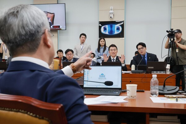 지난 9월 22일 국회 과학기술정보방송통신위원회 전체회의에서 여당 간사인 더불어민주당 한준호 의원과 국민의힘 김장겸 의원이 과방위 소속 민주당 의원 보좌진이 김승원 법무부 장관 후보자 '탄원서'를 보도한 KBS에 항의 전화를 했다는 의혹과 관련해 설전을 벌이고 있다. @ 연합뉴스