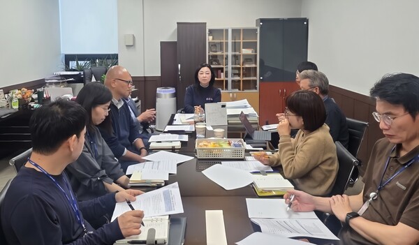 공정숙 서해구의원이 2일 기후·환경·에너지 현안을 실증적으로 해결하기 위해 구청 관련 직원들과 대책을 논의하고 있다. /사진제공=서해구의회