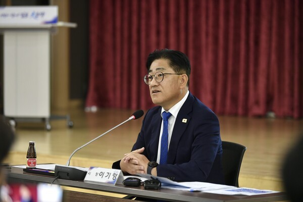 이기형 기장이 취임 100일을 맞아 김포시청에서 기자회견을 진행하고 있다. /사진제공=김포시청