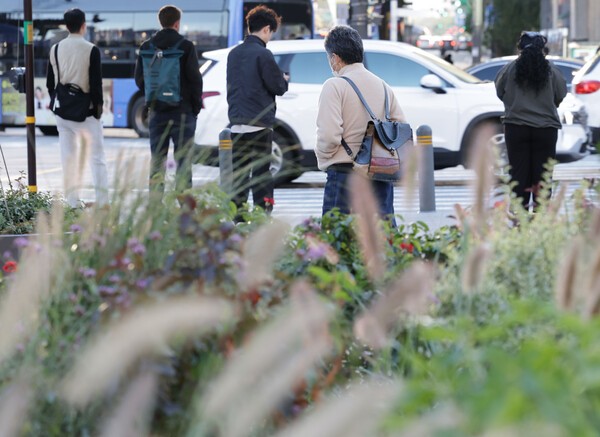 전국적으로 쌀쌀한 아침 날씨를 보이는 6일 서울 종로구 광화문광장에서 시민들이 발걸음을 재촉하고 있다. @ 연합뉴스
