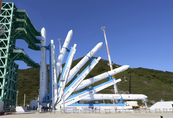 지난 6일 전남광주 고흥 나로우주센터에서 누리호 5차 발사를 위한 발사대 기립 작업이 진행되고 있다(다중촬영). @ 한국항공우주연구원 제공