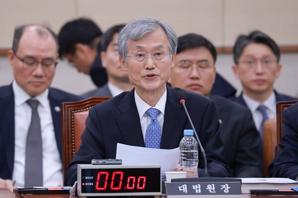 조희대 대법원장이 6일 국회 법제사법위원회에서 열린 대법원 등에 대한 국정감사에서 법사위원 질문에 답하고 있다. @연합뉴스