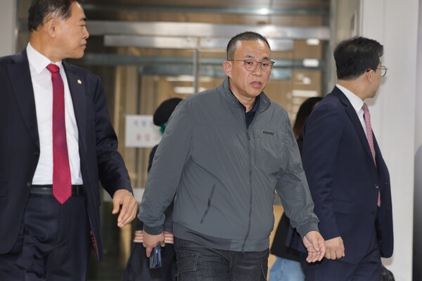 윤석열 전 대통령에게 여론조사를 무상으로 제공한 혐의로 1심에서 실형을 선고받은 뒤 보석으로 풀려났던 정치브로커 명태균 씨가 7일 서울 서초구 서울고등법원에서 열린 2심 선고 공판에서 무죄를 선고받은 뒤 법정을 나서고 있다. @연합뉴스