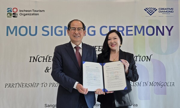 유지상 인천관광공사 사장(왼쪽)과 문구북지 터시언(Mungunbugj Toshoon) 크리에이티브 다이아몬드 대표가 6일 업무협약을 체결한 뒤 기념 사진을 찍고 있다. /사진제공=인천관광공사