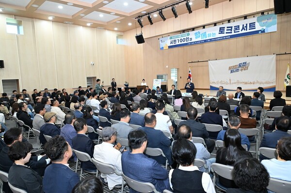 민선 9기 출범 100일 기념하기 위해 6일 구리시 여성행복센터 대강당에서 ‘진행된 시민 100인과 함께하는 토크콘서트’ 에서 신동화 구리시장이 인사말을 하고 있다. /사진제공=구리시