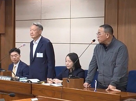 명태균씨로부터 여론조사를 무상으로 받은 혐의로 기소된 윤석열 전 대통령이 7일 서울 서초구 서울고등법원(서울고법)에서 열린 2심 선고 공판에 출석하고 있다. @ 연합뉴스
