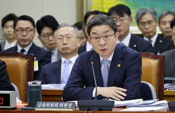 이억원 금융위원장이 8일 국회 정무위원회에서 열린 금융위원회 등에 대한 국정감사에서 위원들의 질의에 답하고 있다. @연합뉴스