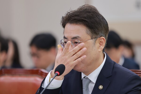 이진수 법무부 장관 직무대행이 8일 국회 법제사법위원회에서 열린 법무부, 대한법률구조공단 등에 대한 국정감사에서 안경을 고쳐 쓰고 있다.@연합뉴스